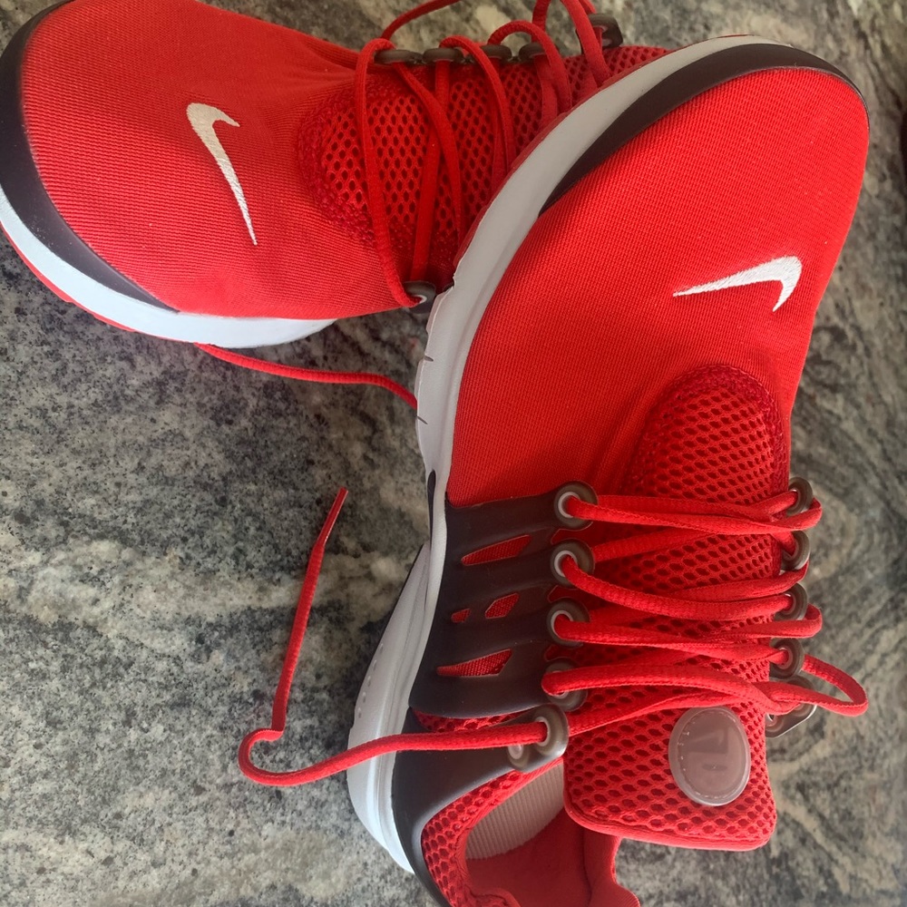 Boys size 7 Nike Sneaker